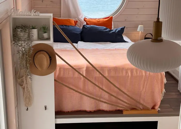 Tiny Majvie Vrachonisides Nisaki